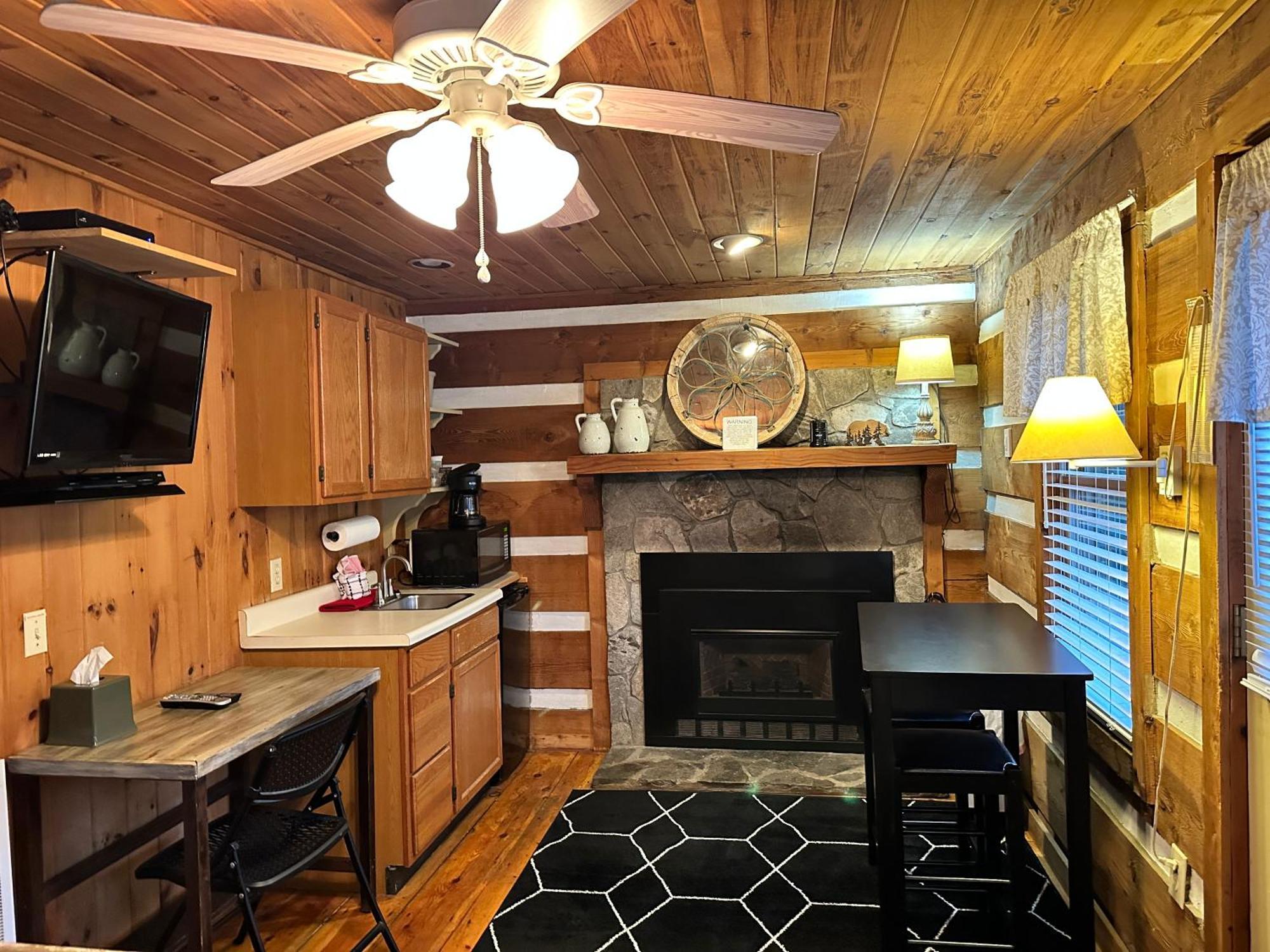 Mountainaire Inn And Log Cabins 布洛英罗克山 外观 照片